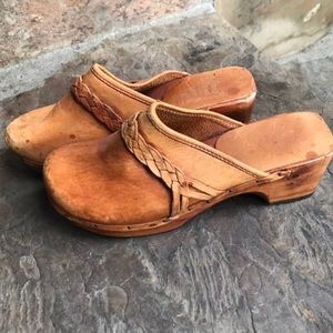 Brown clogs siZe 8